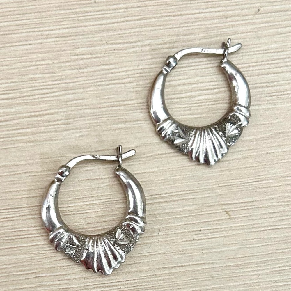925 Sterling Silver Hoop Earrings with Fan Detail – Vintage Style Textured Hoops